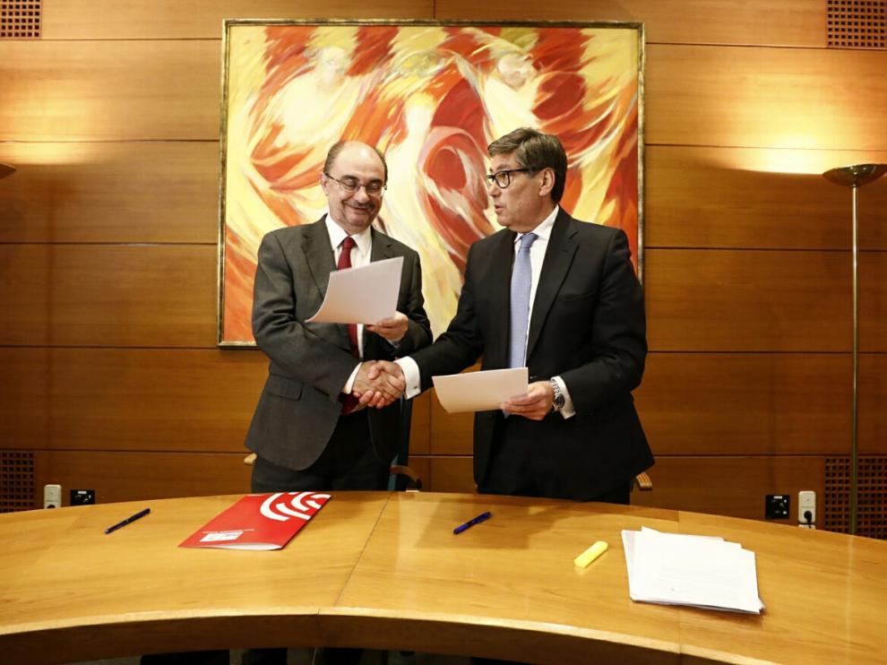 Javier Lambán y Arturo Aliaga en la firma del acuerdo.