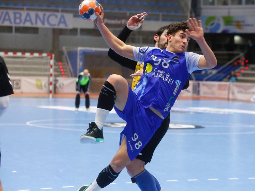 Sergio Pérez, en acción con la camiseta del Teucro.