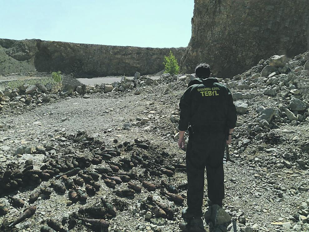 Un agente de la Guardia Civil, durante la destrucción de las granadas halladas en Monreal en 2017.