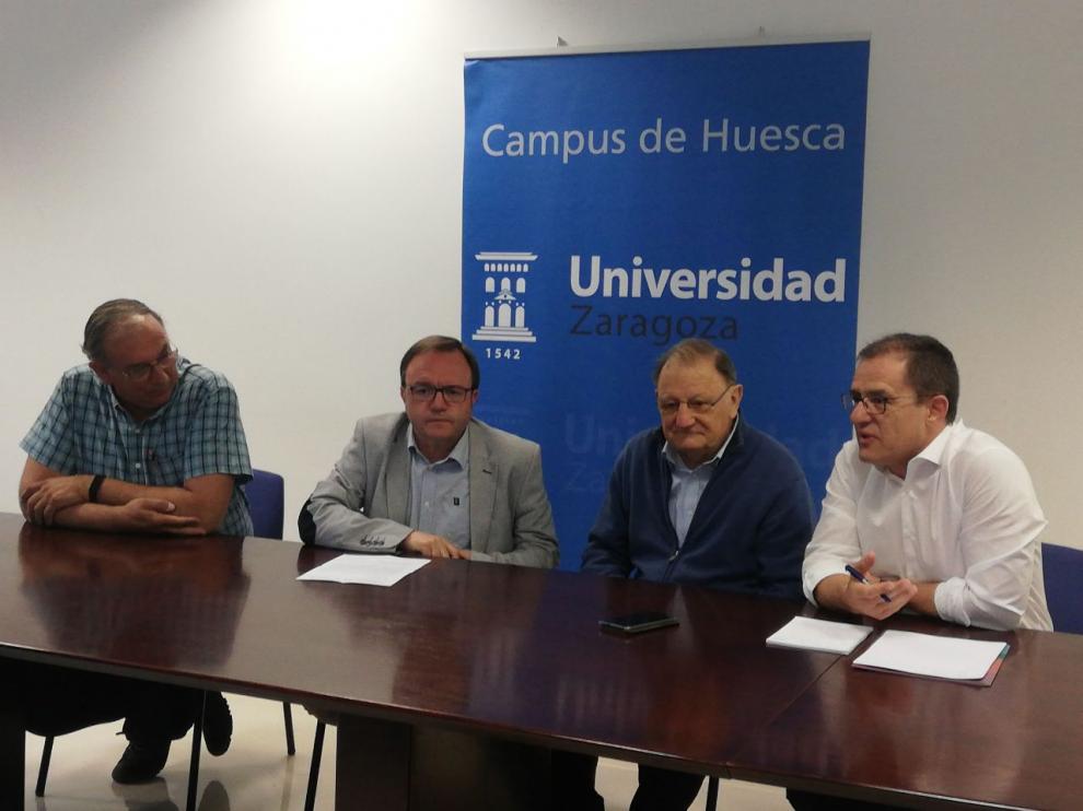 El vicerrector José Domingo Dueñas, segundo por la izquierda, durante la presentación.