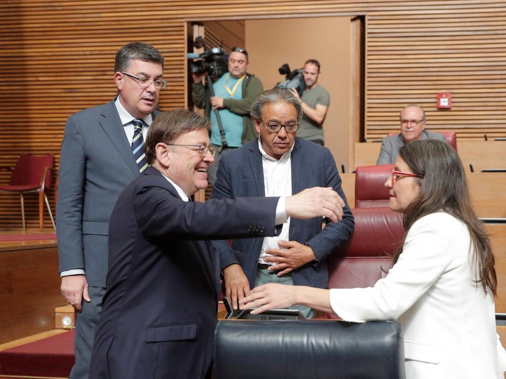 Ximo Puig recibiendo al felicitación de Mónica Oltra