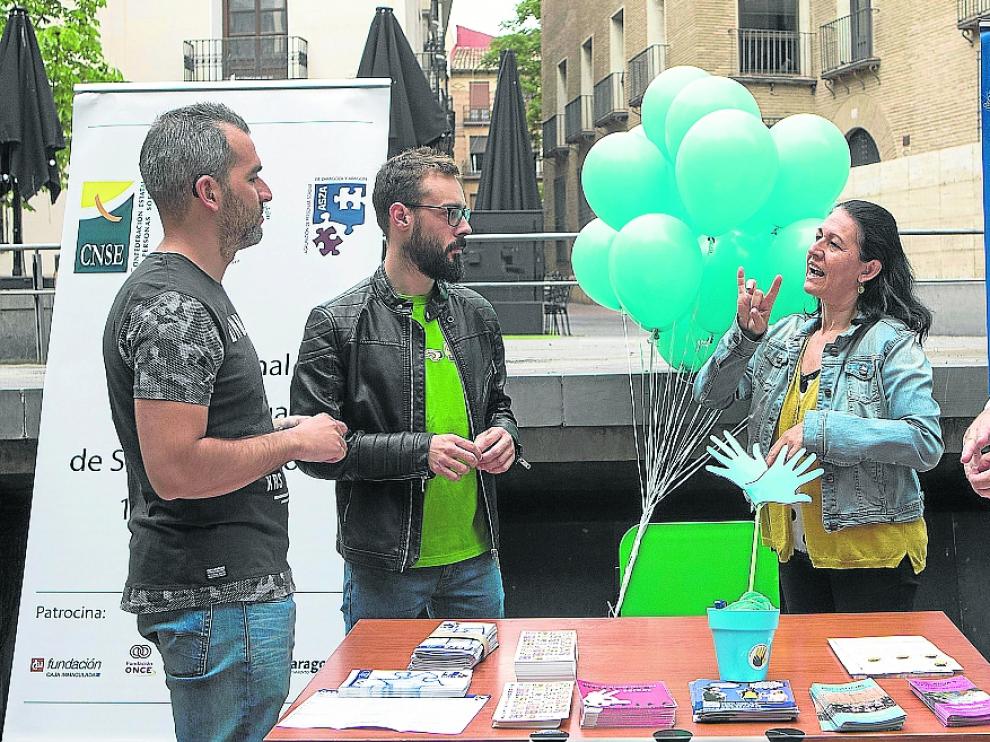 Silvia Mateos, segunda por la derecha, junto a otros miembros de ASZA en la mesa informativa.