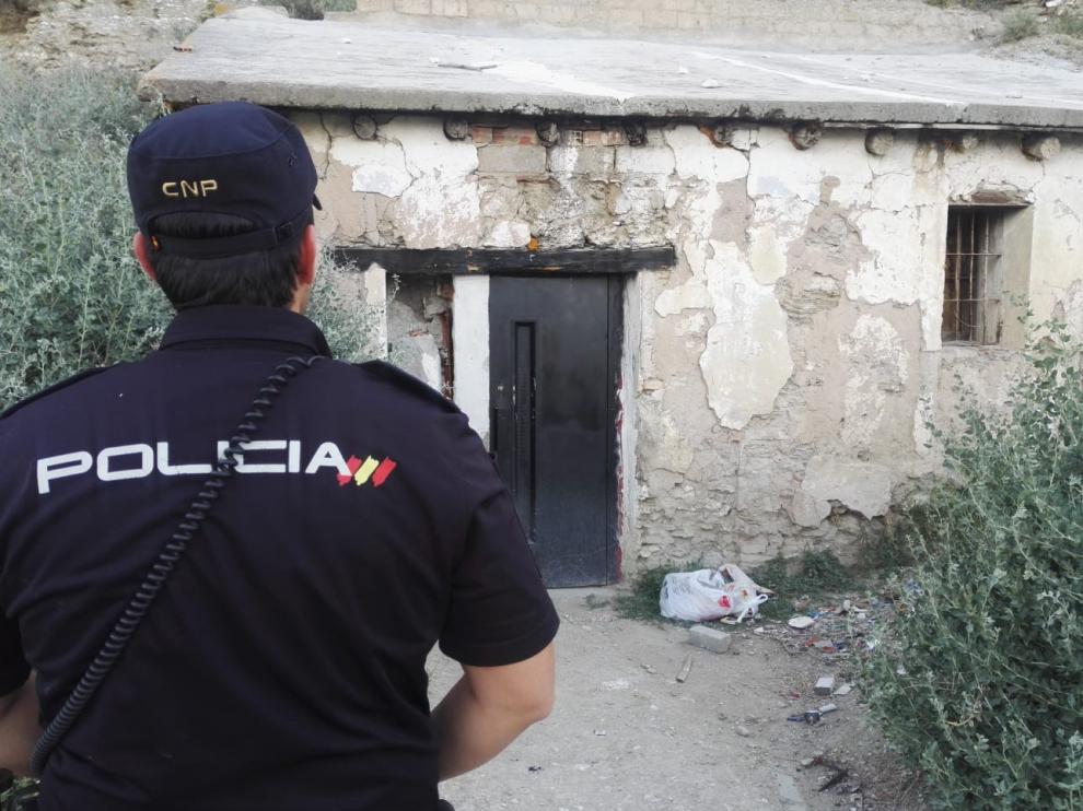 Descubren un punto de venta de droga en una cueva de Calatayud.
