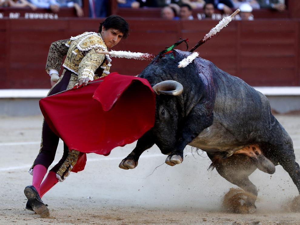El torero peruano Roca Rey da u pase de muleta en uno de los festejos de la feria de San Isidro 2019