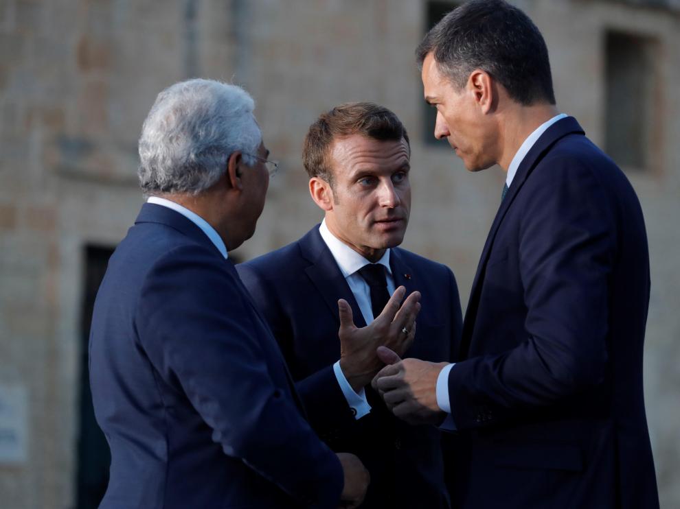 Emmanuel Macron conversa con Pedro Sánchez.