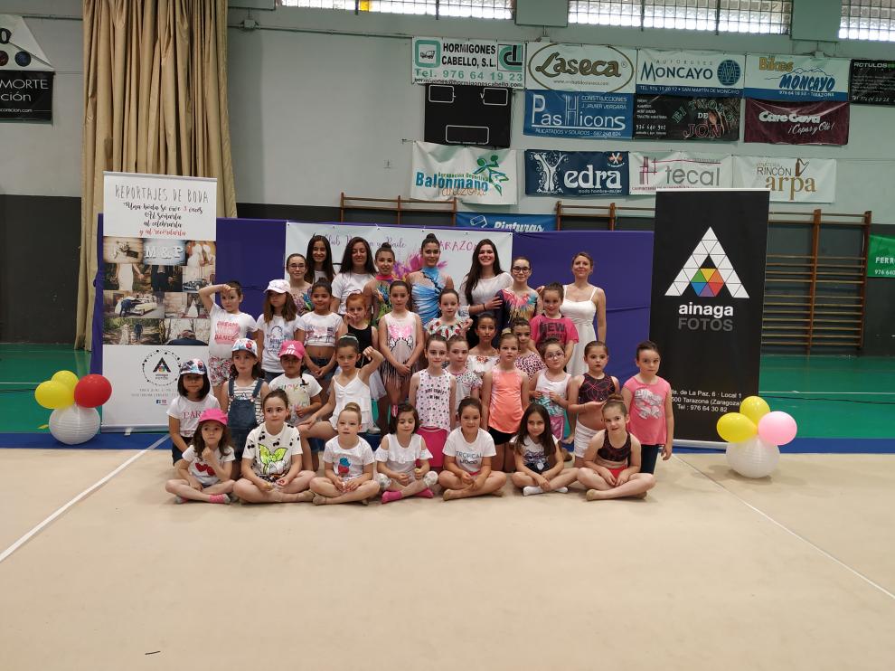Todas las participantes y la entrenadora posaron juntas al finalizar la exhibición.