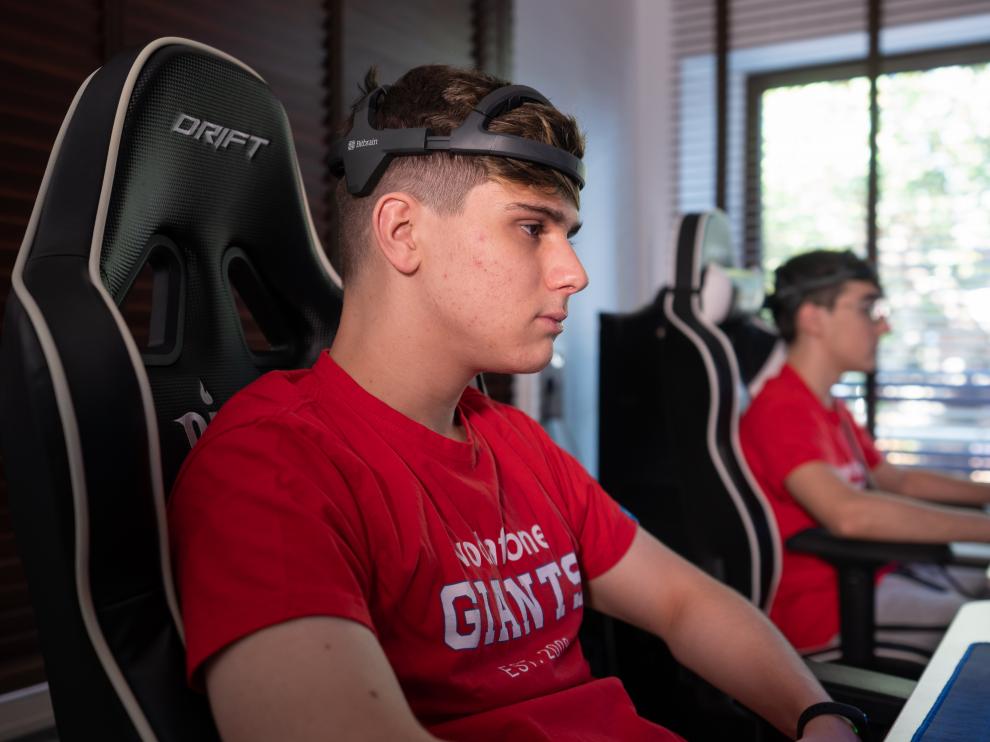 Jugadores con los dispositivos diadema de Bitbrain.