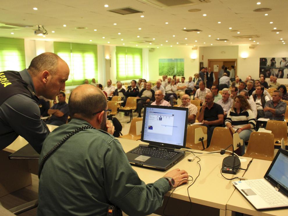Reunión del grupo Roca con agricultores y ganaderos en imagen de archivo.
