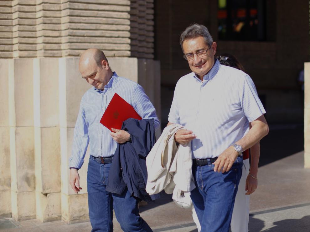 Santiago Morón y Julio Calvo a las puertas del Ayuntamiento de Zaragoza