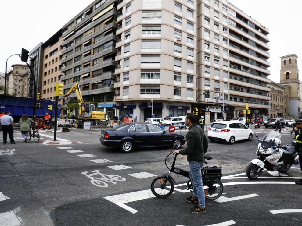 Un reventón en el cruce de la avenida de Goya con Sagasta ha obligado a cortar el tráfico este viernes en hora punta