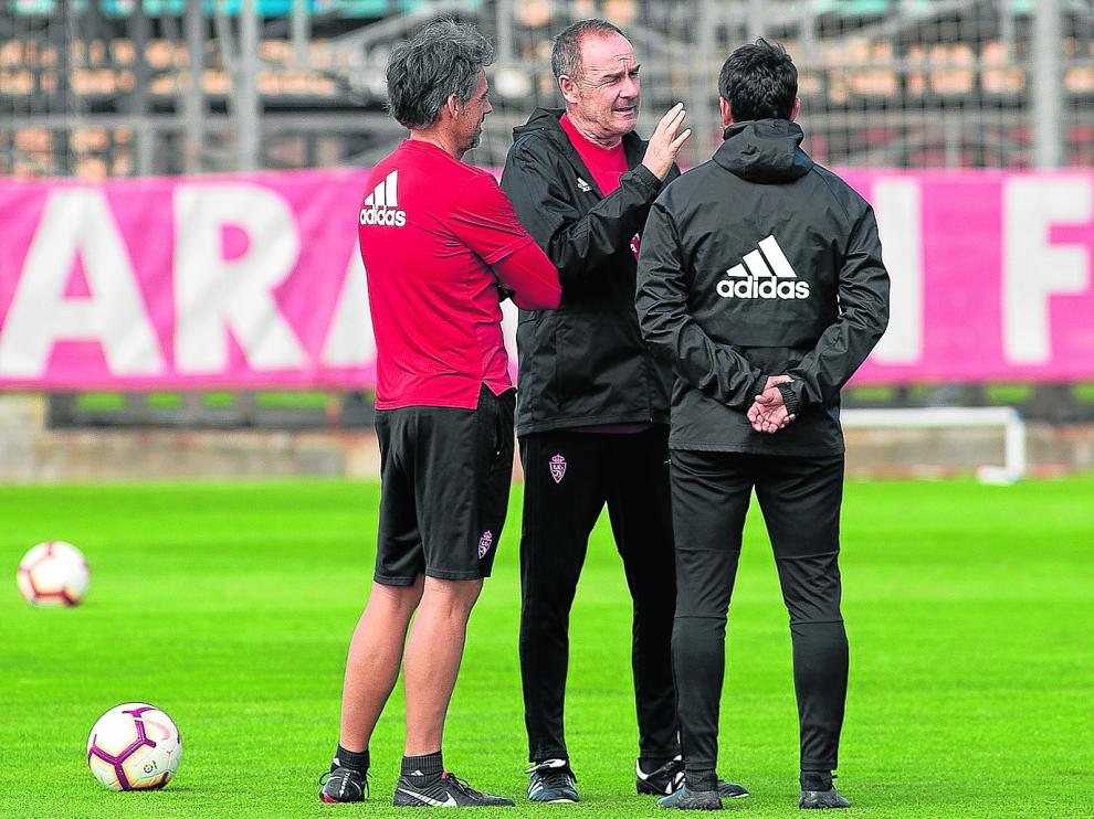 Víctor Fernández dialoga con Cabellud y Loreto.