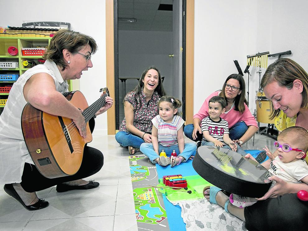 Sofía y Pablo tocan el piano, en su sesión de musicoterapia en la sede de Aspanoa en Zaragoza.