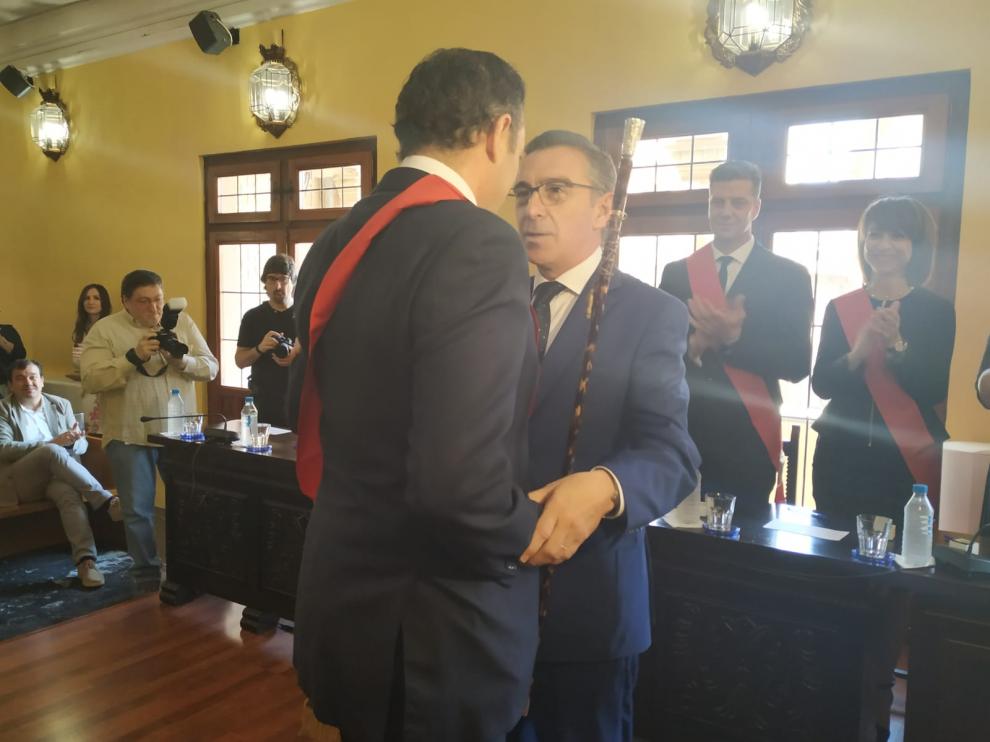 Entrega del bastón de mando de Beamonte al nuevo alcalde de Tarazona, Arrechea.