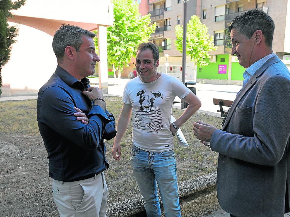José Antonio Lagüens, Carlos Sampériz y Antonio Romero, ayer al mediodía delante de la sede del PP de Huesca