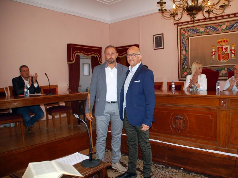 Juan Escalzo recibe el bastón de mando de manos de su antecesor, Francisco Villellas.