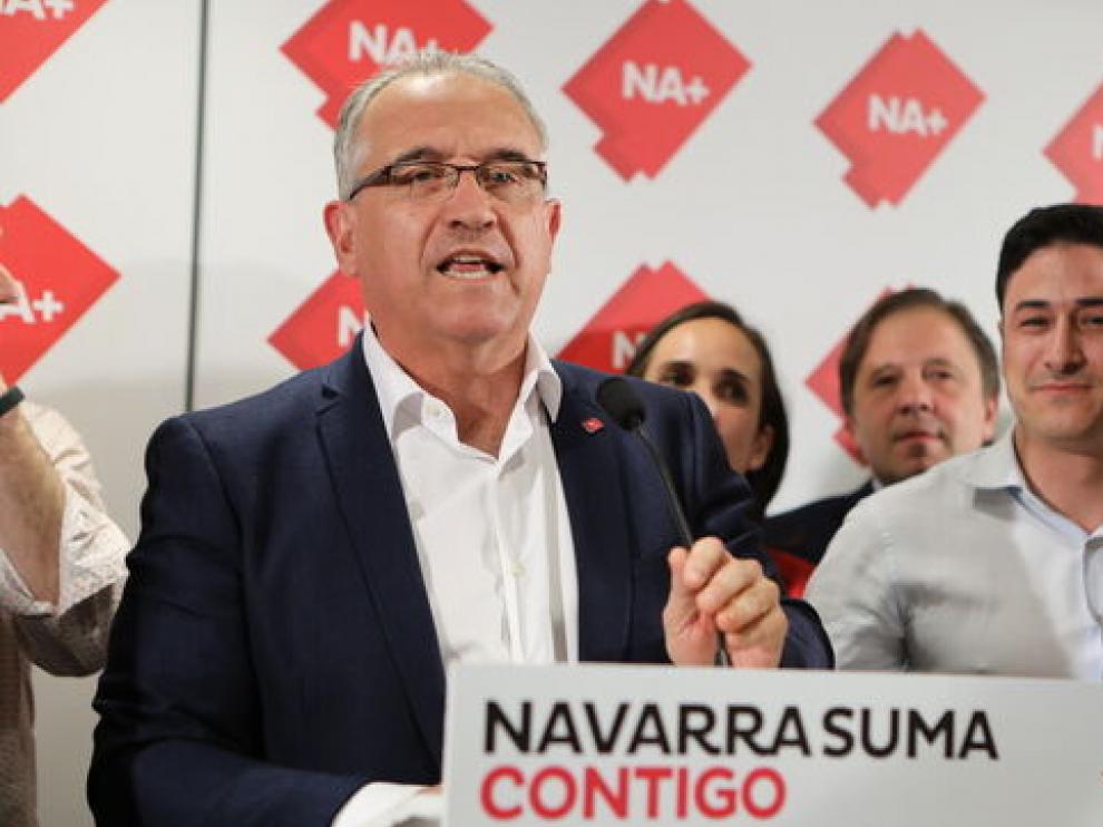 Enrique Suma, candidato conservador, en primer plano.
