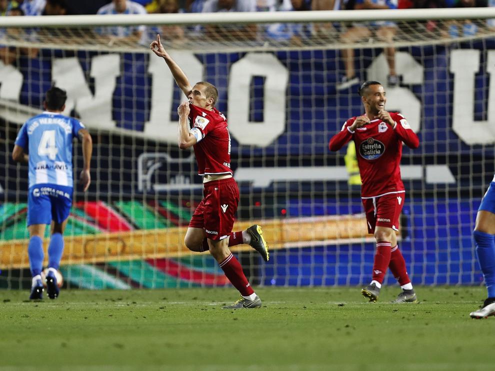 El centrocampista del Deportivo, Álex Bergantiños, celebra su gol en el partido ante el Málaga.