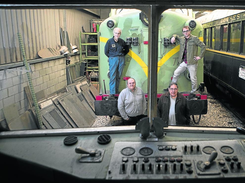 Paco de la Orden y Adrián Baquero, arriba, con Carlos Abadías y Enrique Robles, en la nave de Casetas con la colección de trenes clásicos.