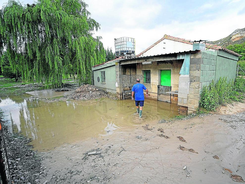 Vivienda angada por una crecida del río Alfambra a las afueras de Teruel.