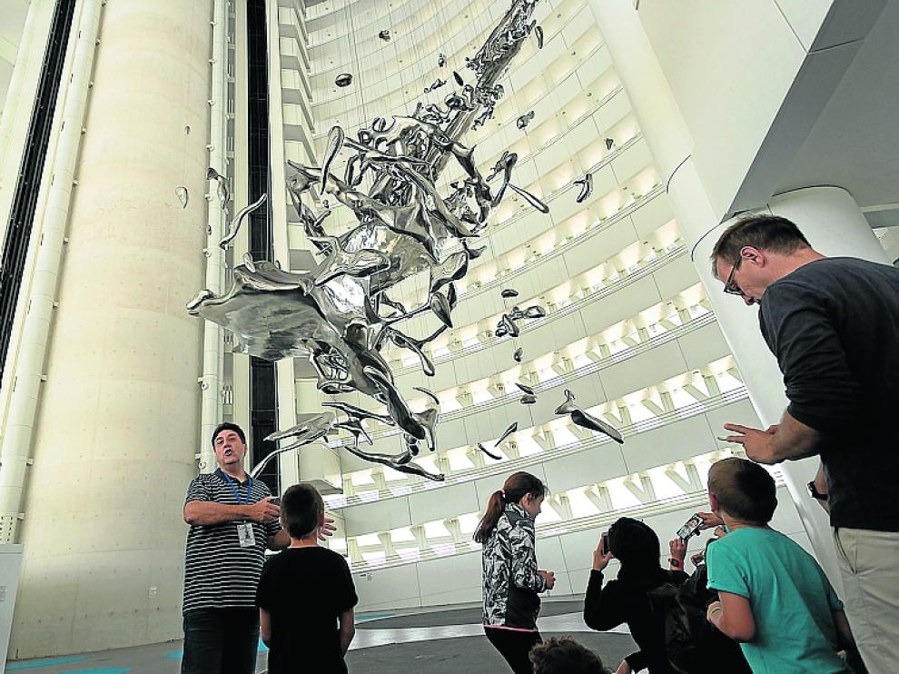 Decenas de zaragozanos redescubrieron ayer el interior de la Torre del Agua de la mano de la asociación Legado Expo. Allí pudieron ver el Splash, de cuyo regreso se cumplen este mes de junio cinco años.