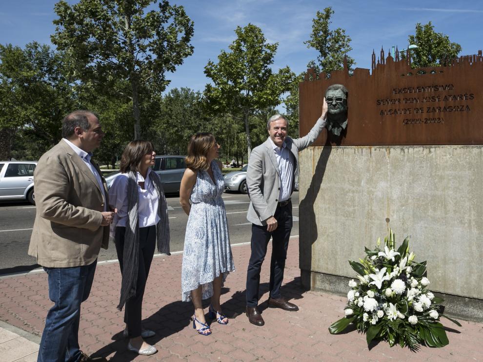 Un momento del homenaje que Azcón y los concejales del PP brindaron a José Atarés.