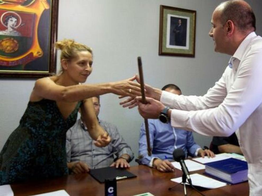 David García Montes, de Vox, recibe el bastón de mando.