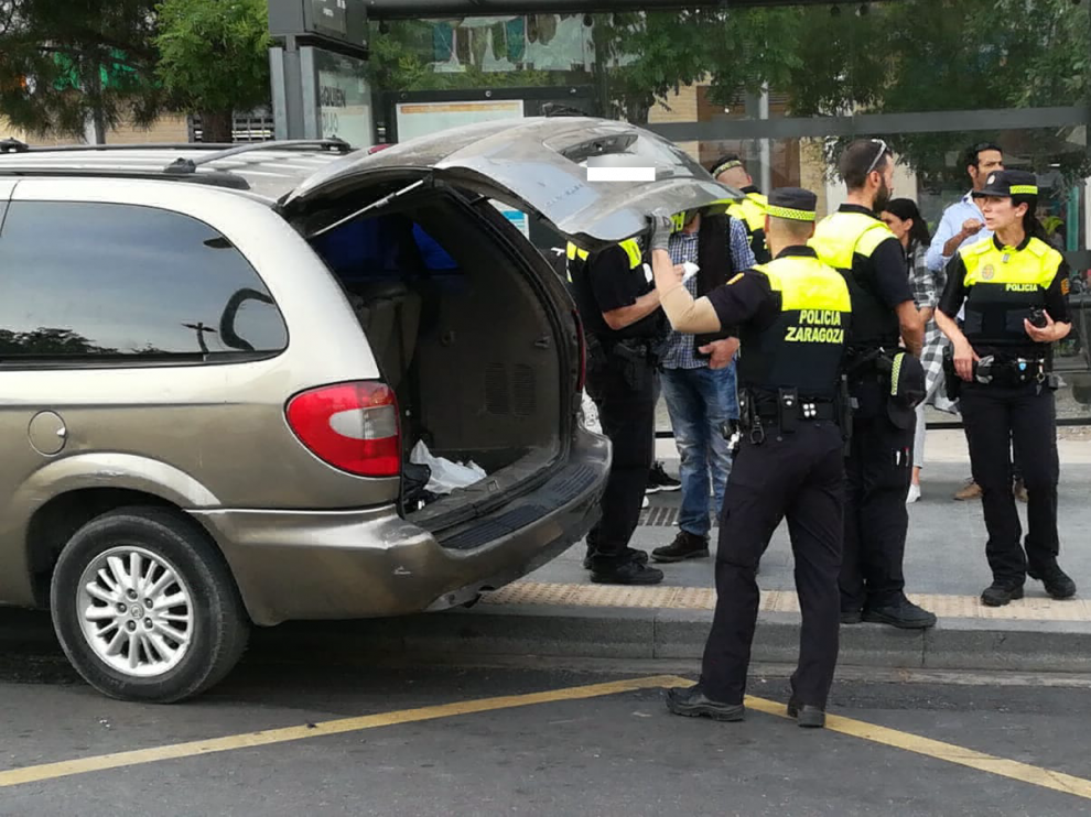 Gran despliegue policial tras un incidente entre un conductor y un viandante en Zaragoza.