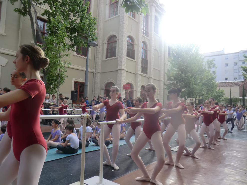 Imagen de archivo de la celebración del Día de la danza en el patio del conservatorio de Zaragoza.