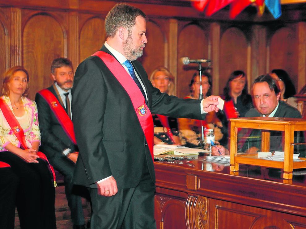José Luis Cadena, cabeza de lista de Ciudadanos, depositando su voto secreto en la urna ante la mirada del secretario municipal.