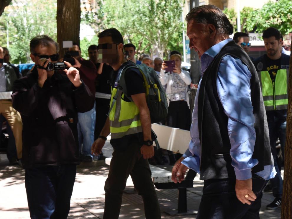 Lasaosa se dirige a la sede del club tras ser detenido para efectuar el registro.