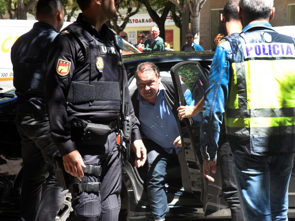 Agustín Lasaosa, el día de su detención, abandona el coche policial para acudir al club.