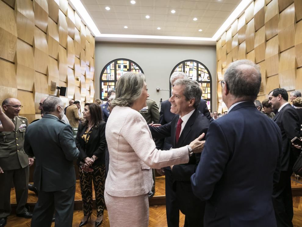 Luisa Fernanda Rudi saluda a Daniel Pérez, ante la mirada de Fernando Gimeno. Detrás, la delegada del Gobierno, Carmen Sánchez.