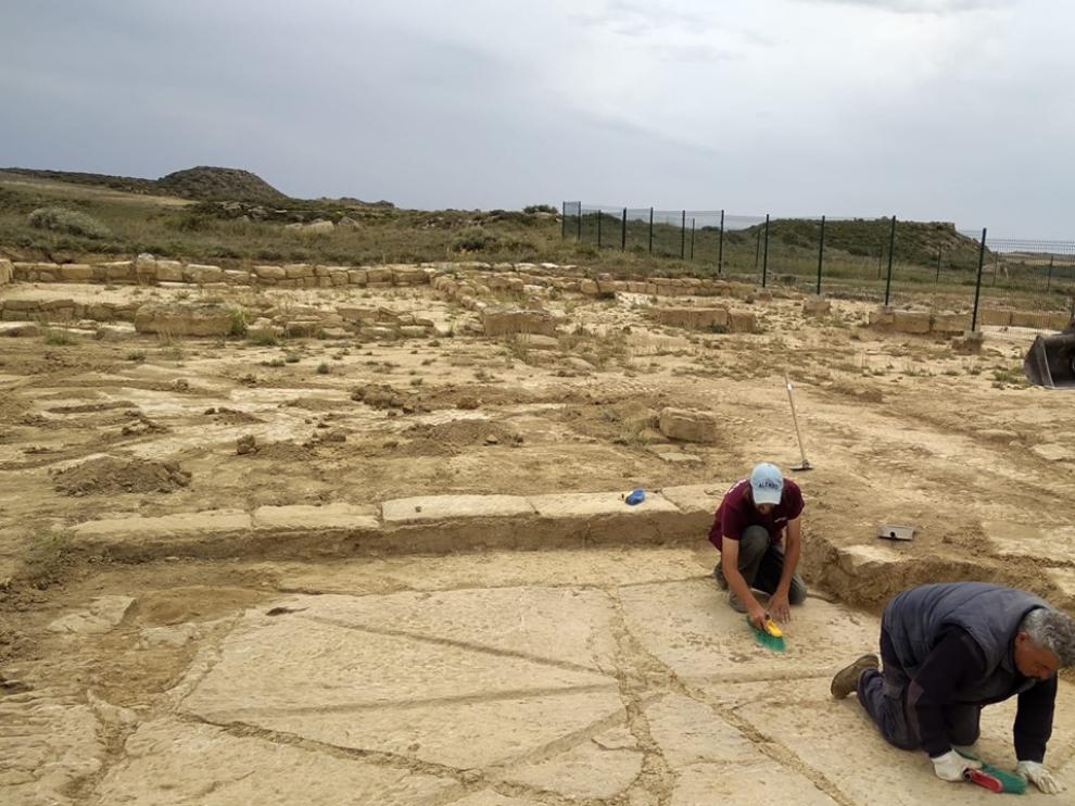 Hallado un enigmático suelo de piedra en Los Bañales