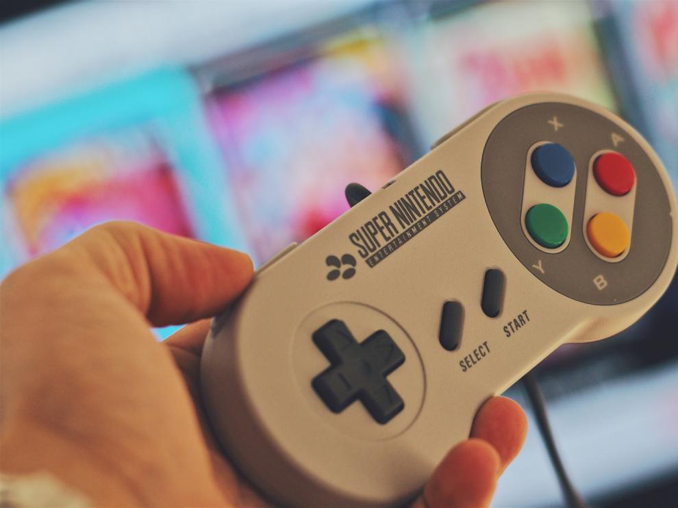Imagen de la Supernintendo, una de las consolas más populares de la década de los noventa.