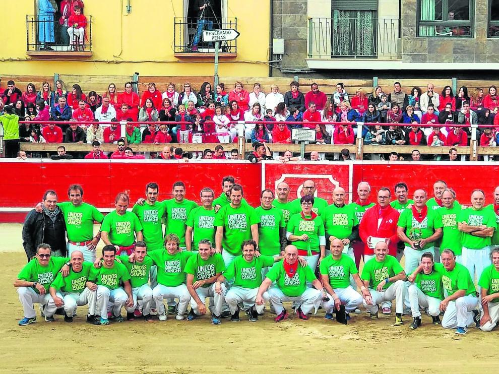 El grupo de recortadores, en una exhibición en Cortes de Navarra con las camisetas contra el cáncer.