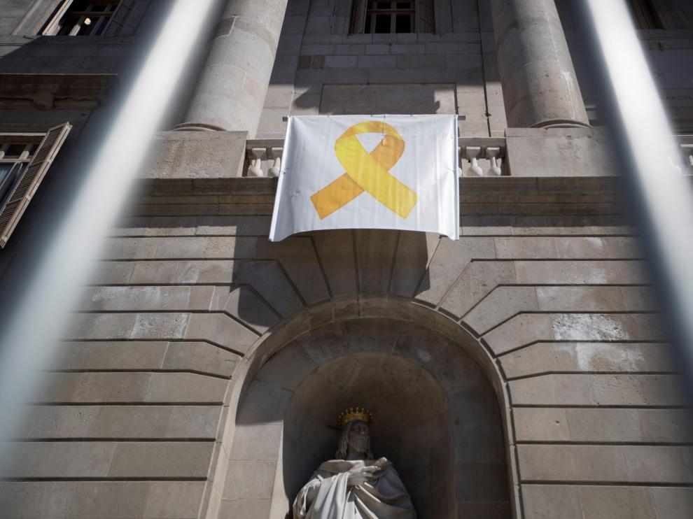 El lazo amarillo vuelve al Ayuntamiento de Barcelona.