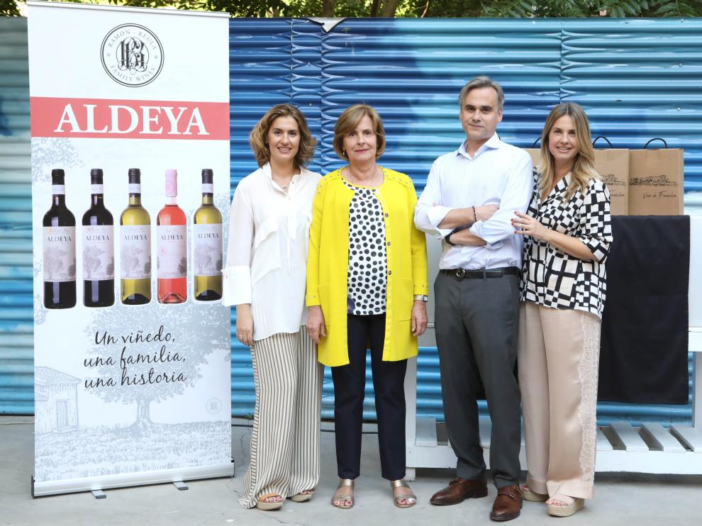 La familia Ramón Reula, junto a la imagen de los nuevos vinos Aldeya, en el acto de presentación.