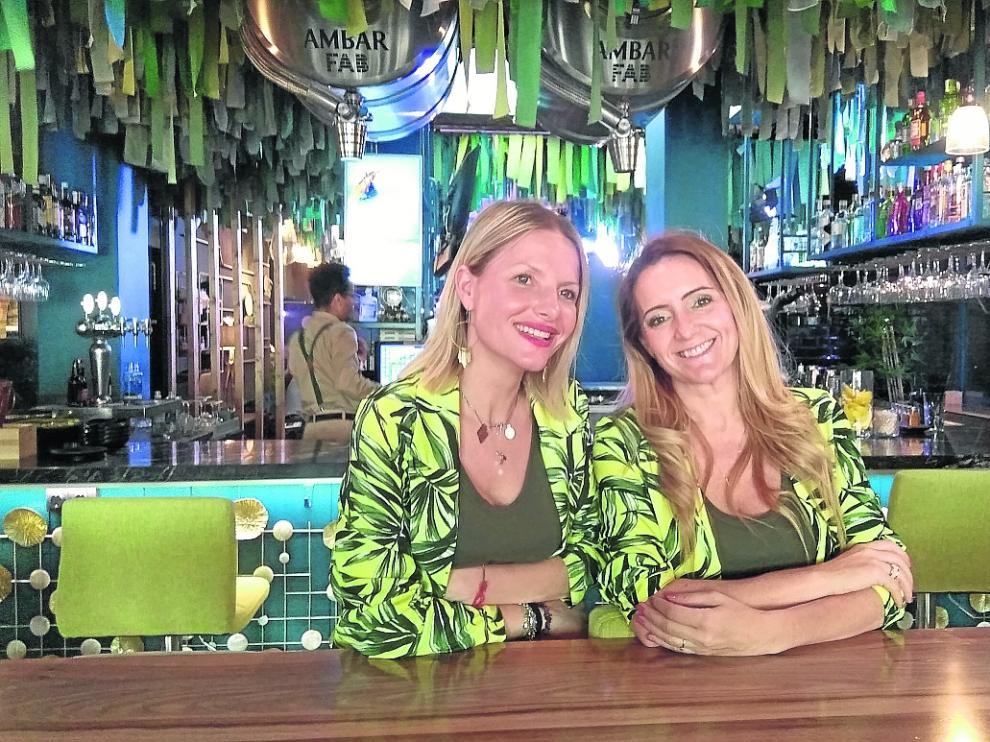Carol Lasmarías y Eloísa Artal, socias propietarias del restaurante Bunkerbar, en Zaragoza.