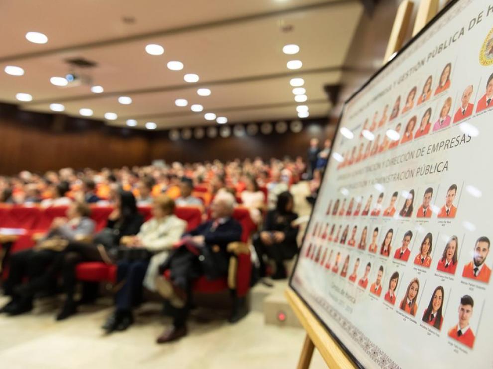 Imagen de una ceremonia de graduación en la Facultad de Empresa y Gestión Pública de Huesca.