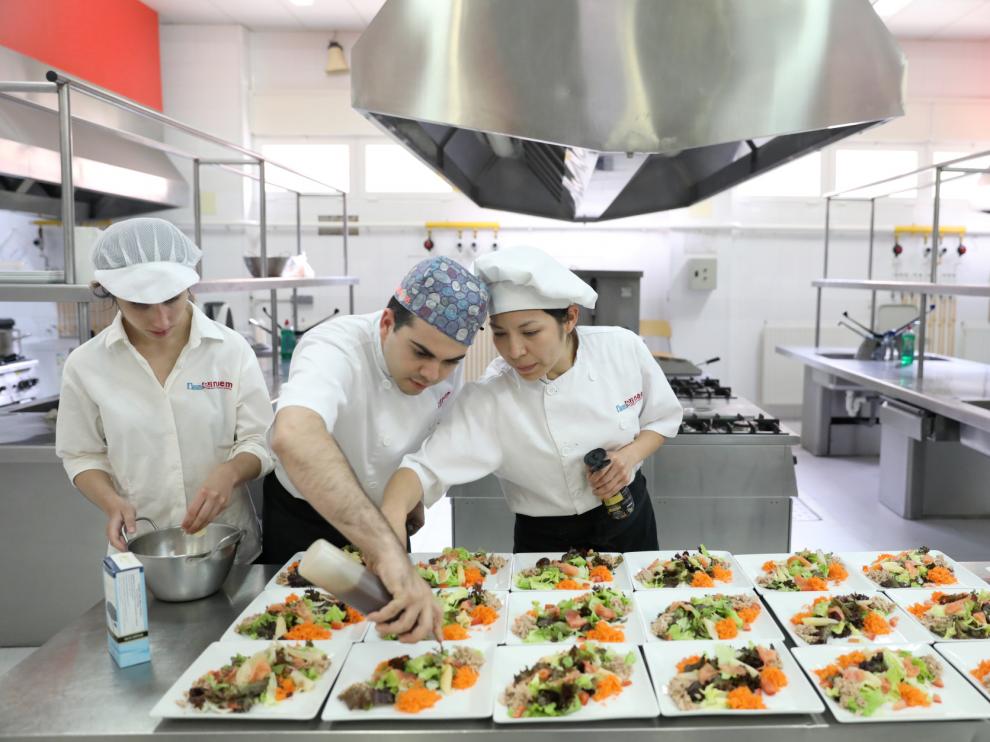 Los alumnos de la escuela taller Diservice ofrecieron una comida en la Escuela de Hostelería de Huesca para celebrar el fin de la fase práctica de su formación.