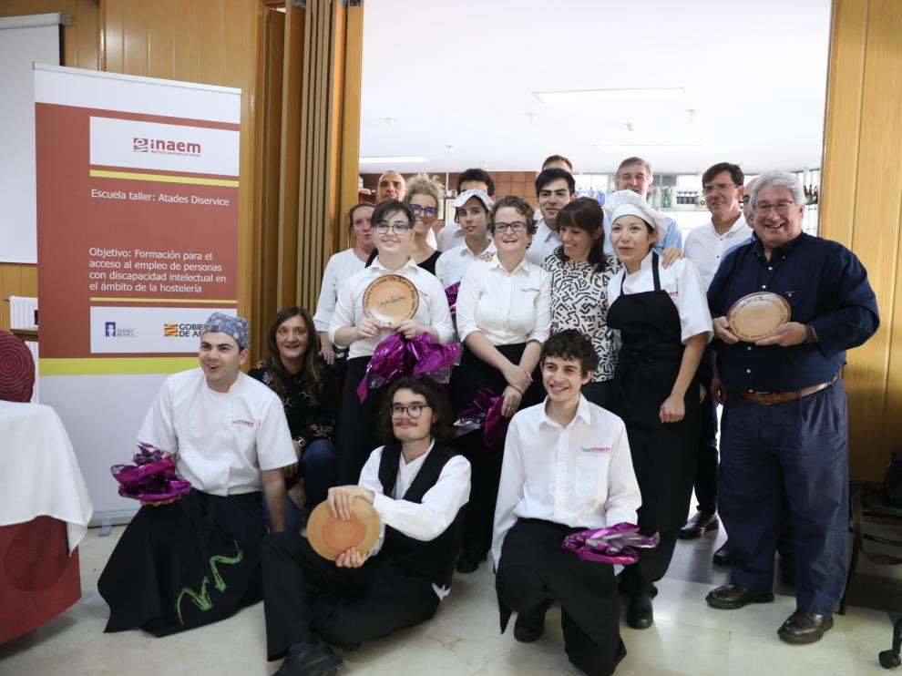 Los alumnos de la escuela taller Diservice ofrecieron una comida en la Escuela de Hostelería de Huesca para celebrar el fin de la fase práctica de su formación.