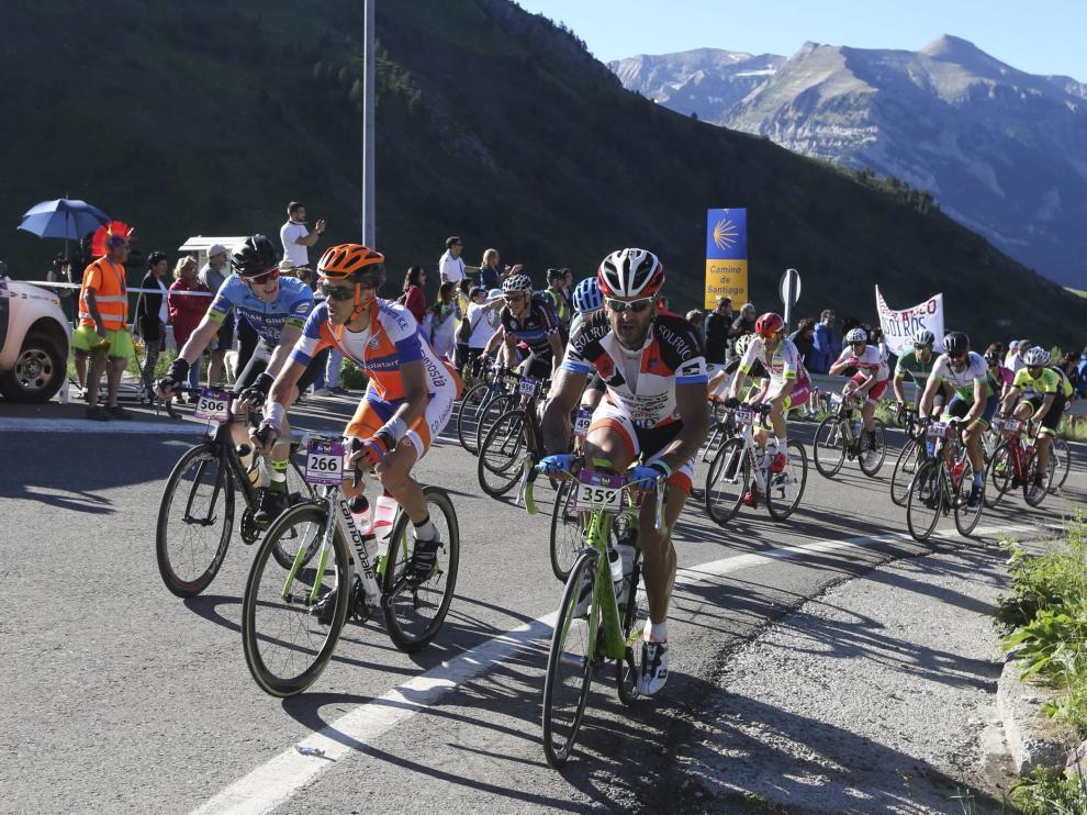 Ciclistas ascendiendo el Somport en la edición 2017 de la Quebrantahuesos.