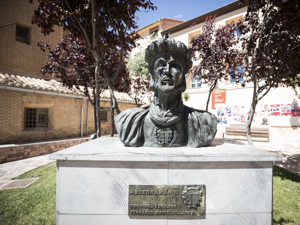 Busto de Abderramán III en Cadrete, antes de ser retirado de la plaza Aragón