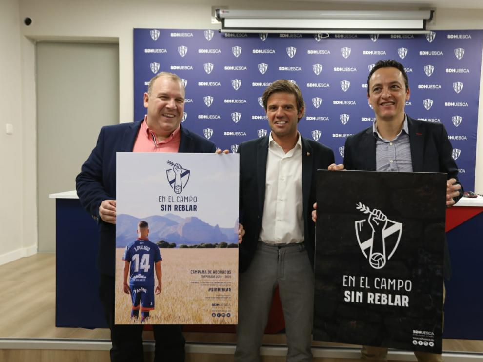 Banzo, Pueyo y Aineto muestran los carteles de la campaña de abonados.