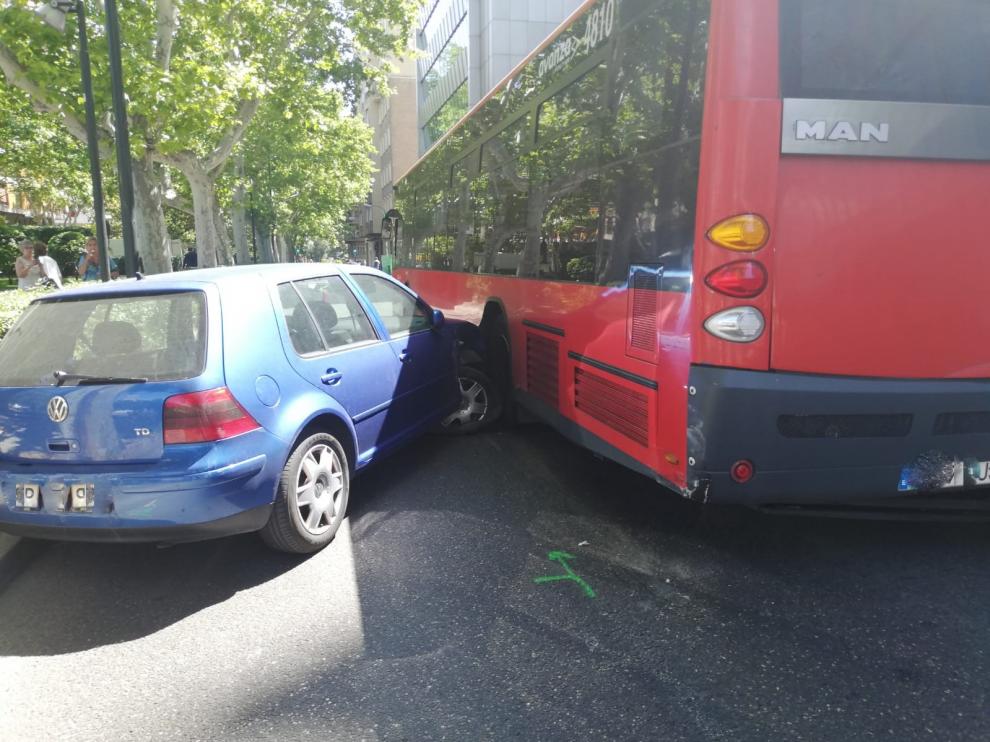 Colisión entre un coche y un autobús en el centro de Zaragoza