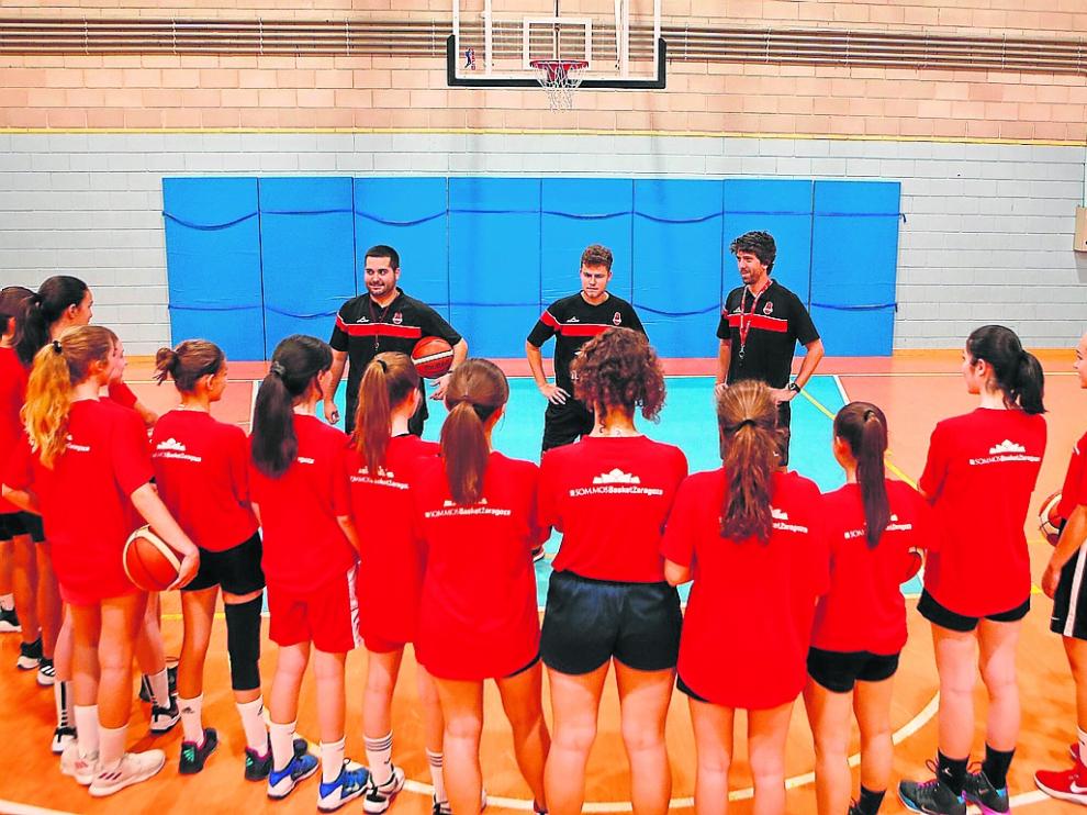 Un grupo de niñas atiende a las explicaciones de los entrenadores, en la tarde de ayer.