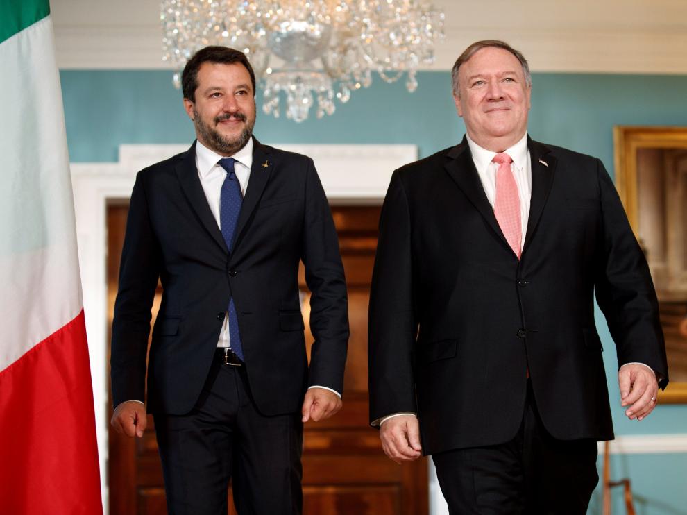 El secretario del Departamento de Estado de EE.UU., Mike Pompeo (d), se reúne con el ministro italiano del Interior, Matteo Salvini (i), en el Departamento de Estado en Washington, Estados Unidos, este lunes.
