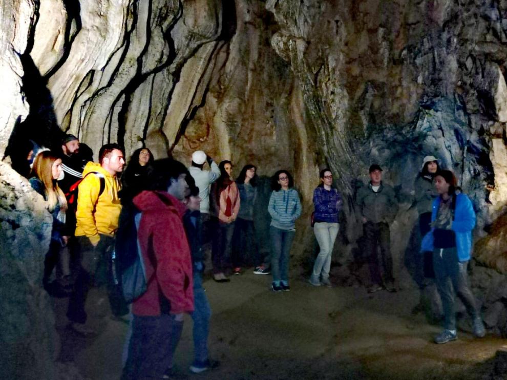 Los participantes en el primero de los Viajes de La Nave del Misterio en Aragón, durante su visita a la Cueva de las Güixas en Villanúa