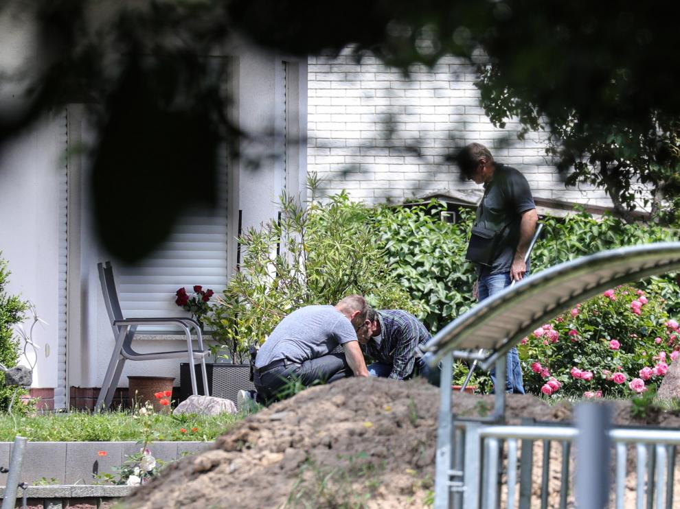 Miembros de la policía investigan la vivienda de Walter Lübcke.