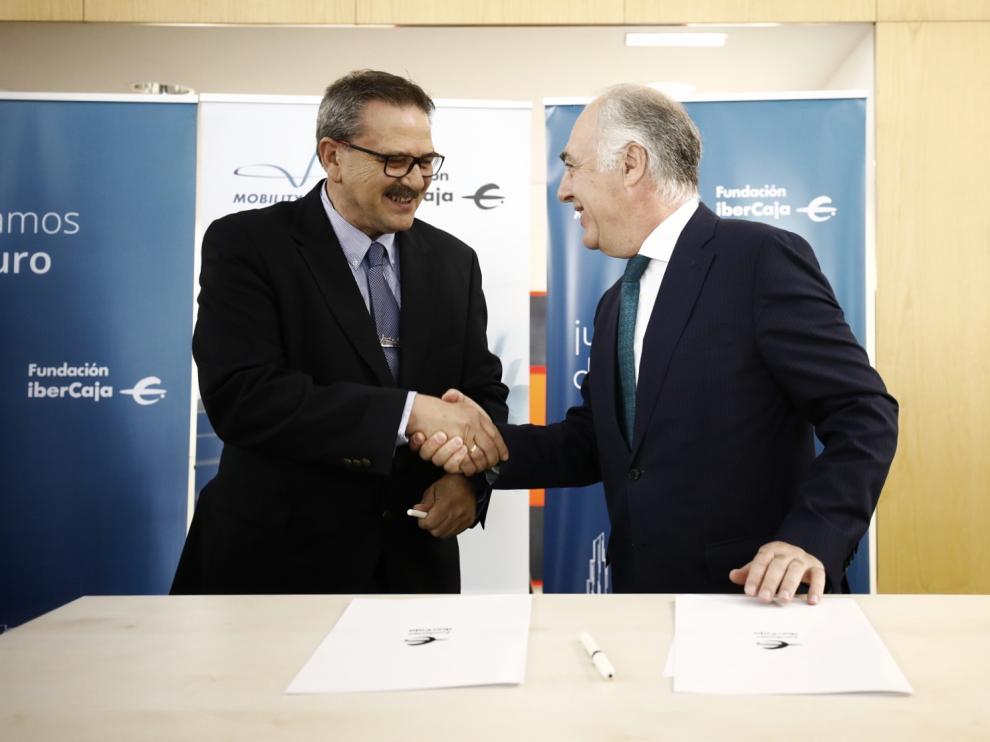 El director de CAF en Zaragoza, Fernando Anoro, ha suscrito su adhesión con el director de la Fundación Ibercaja, José Luis Rodrigo.